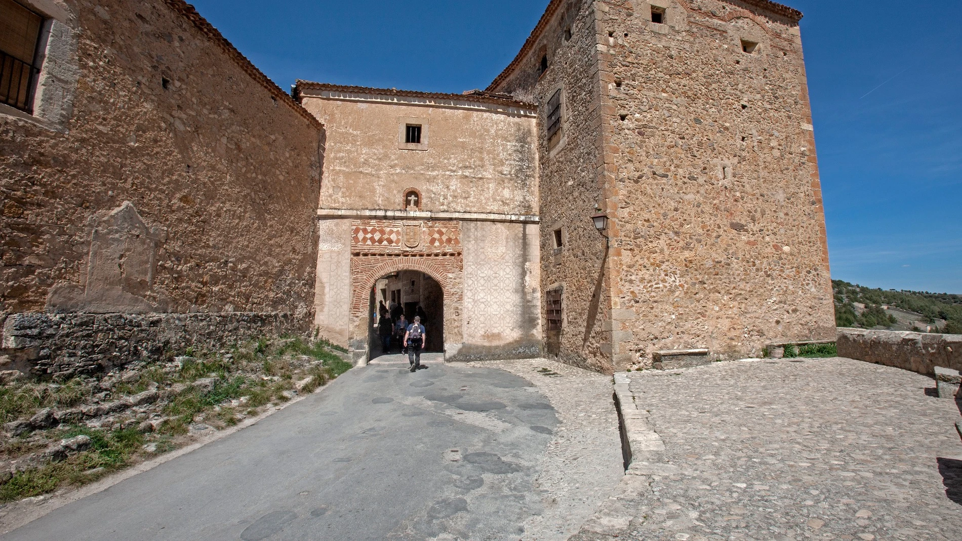 Única puerta de entrada y de salida de la villa medieval mejor consevada del mundo