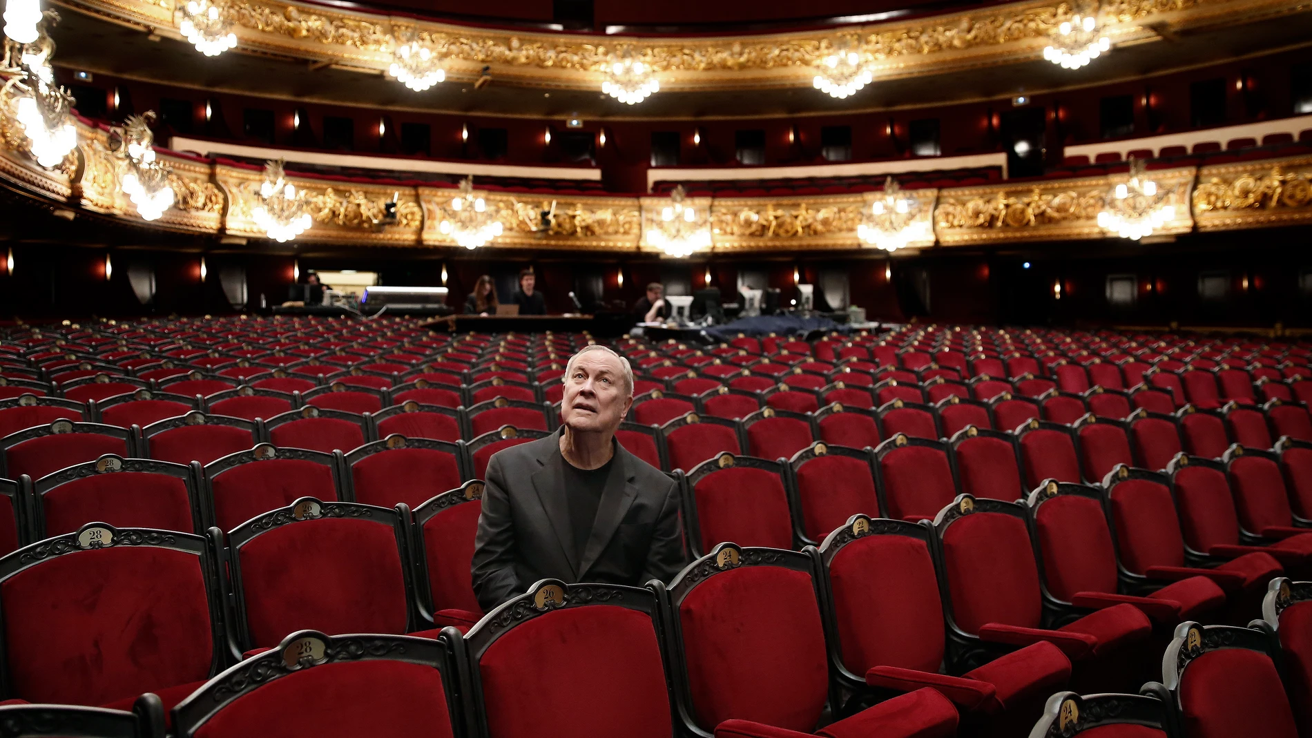 GRAFCAT1110. BOGOTÁ (COLOMBIA), 31/07/2025.- Fotografía de archivo del 11 de marzo de 2024 del director de escena norteamericano Bob Wilson posando en la platea del Gran Teatre del Liceu en Barcelona (España). Wilson, uno de los creadores artísticos más importantes de los siglos XX y XXI, falleció en Nueva York a los 83 años tras una breve enfermedad, informó este jueves su laboratorio de artes y humanidades Watermill Center. EFE/ Andreu Dalmau ARCHIVO
