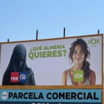 Polémica en El Ejido: tapan con lonas vallas antiinmigración de Vox