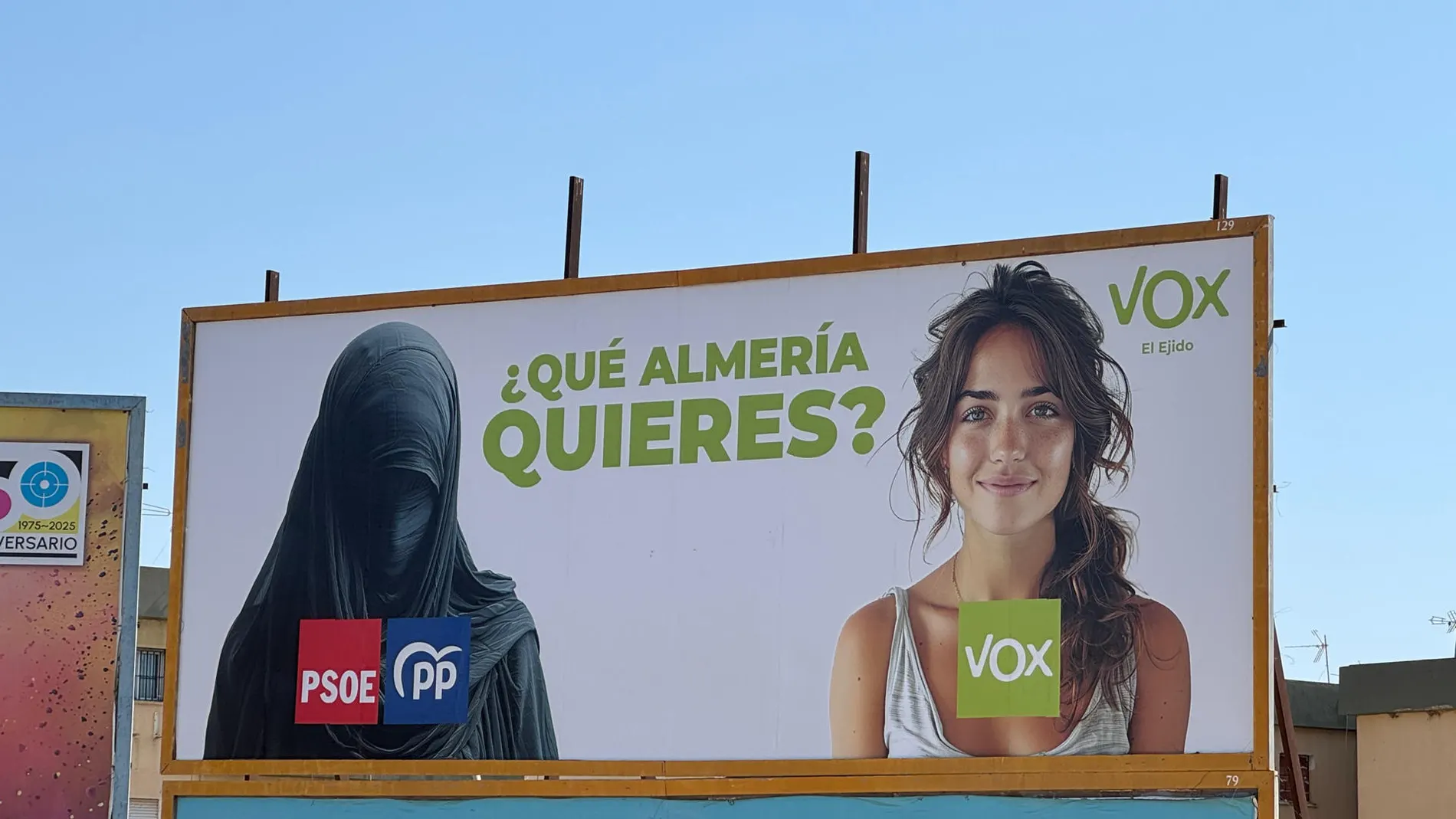 Polémica en El Ejido: tapan con lonas vallas antiinmigración de Vox