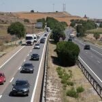 Numerosos vehículos circulan por la A-62 a su paso por la localidad vallisoletana de Simancas en el comienzo de la Operación Salida del mes de agosto