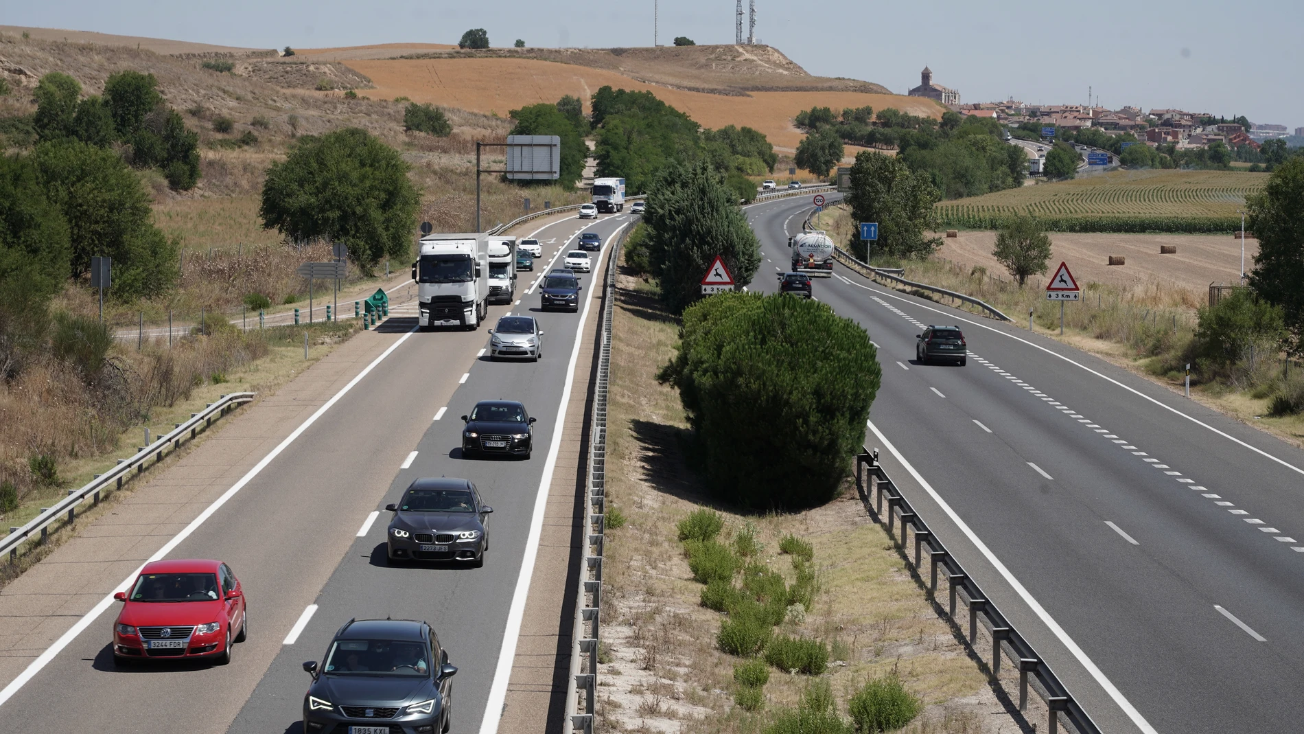 Numerosos vehículos circulan por la A-62 a su paso por la localidad vallisoletana de Simancas en el comienzo de la Operación Salida del mes de agosto