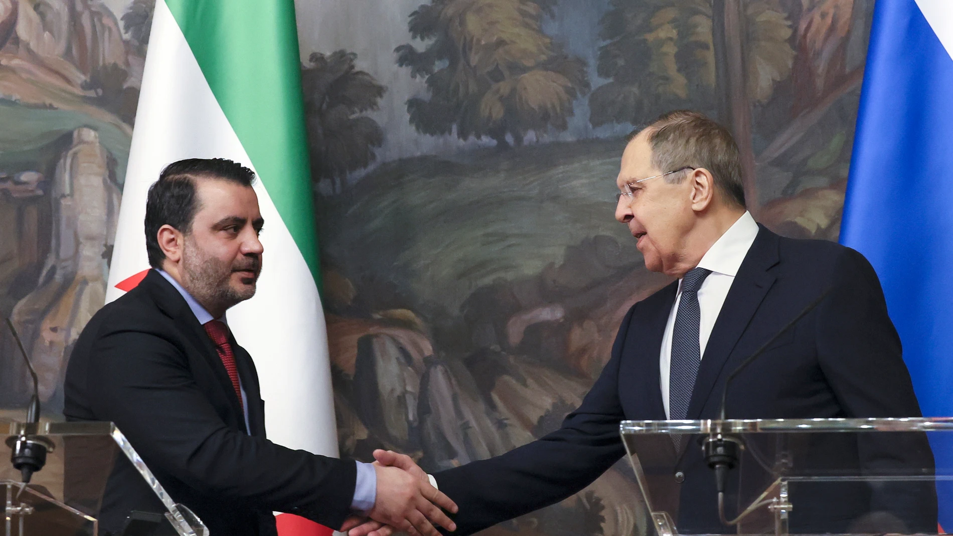 MOSCOW (Russian Federation), 31/07/2025.- Russian Foreign Minister Sergey Lavrov (R) shakes hands with Syrian Foreign Minister Asaad Hassan al-Shibani (L) during a press conference following their meeting in Moscow, Russia, 31 July 2025. (Rusia, Siria, Moscú) EFE/EPA/SHAMIL ZHUMATOV/ POOL