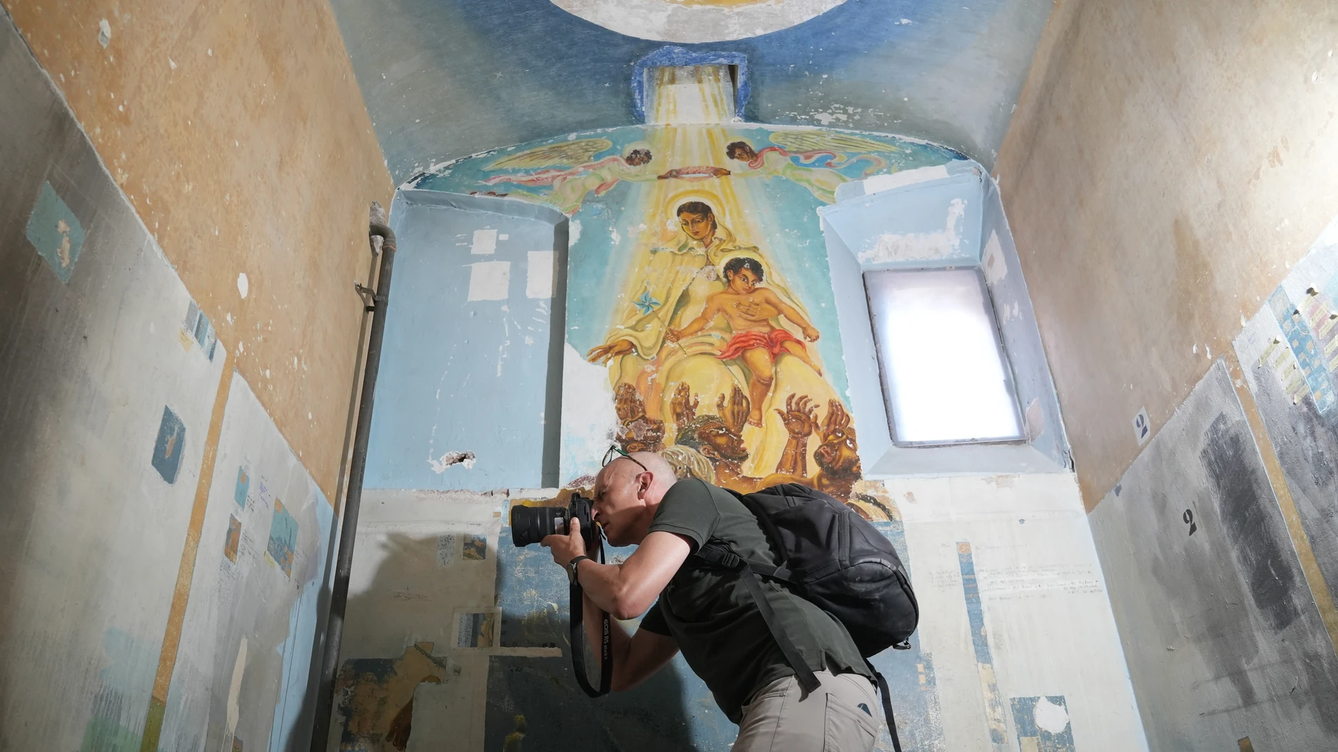 El interior de la 'Capilla Gitana', durante la presentación de los trabajos en la 'Capilla Gitana' de Helios Gómez de La Model de Barcelona, a 31 de julio de 2025, en Barcelona, Catalunya (España). Las pinturas de Helios Gómez, que fueron cubiertas en 1998, se han estado restaurando por encargo del Departamento de Cultura de la Generalitat. El proyecto se está llevando a cabo por el Centro de Restauración de Bienes Muebles de Catalunya (CRBMC). 31 JULIO 2025;LA MODELO;CÁRCEL;PUERTAS;REJAS D...