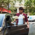 Un usuario de BlaBlaCar subiéndose al coche