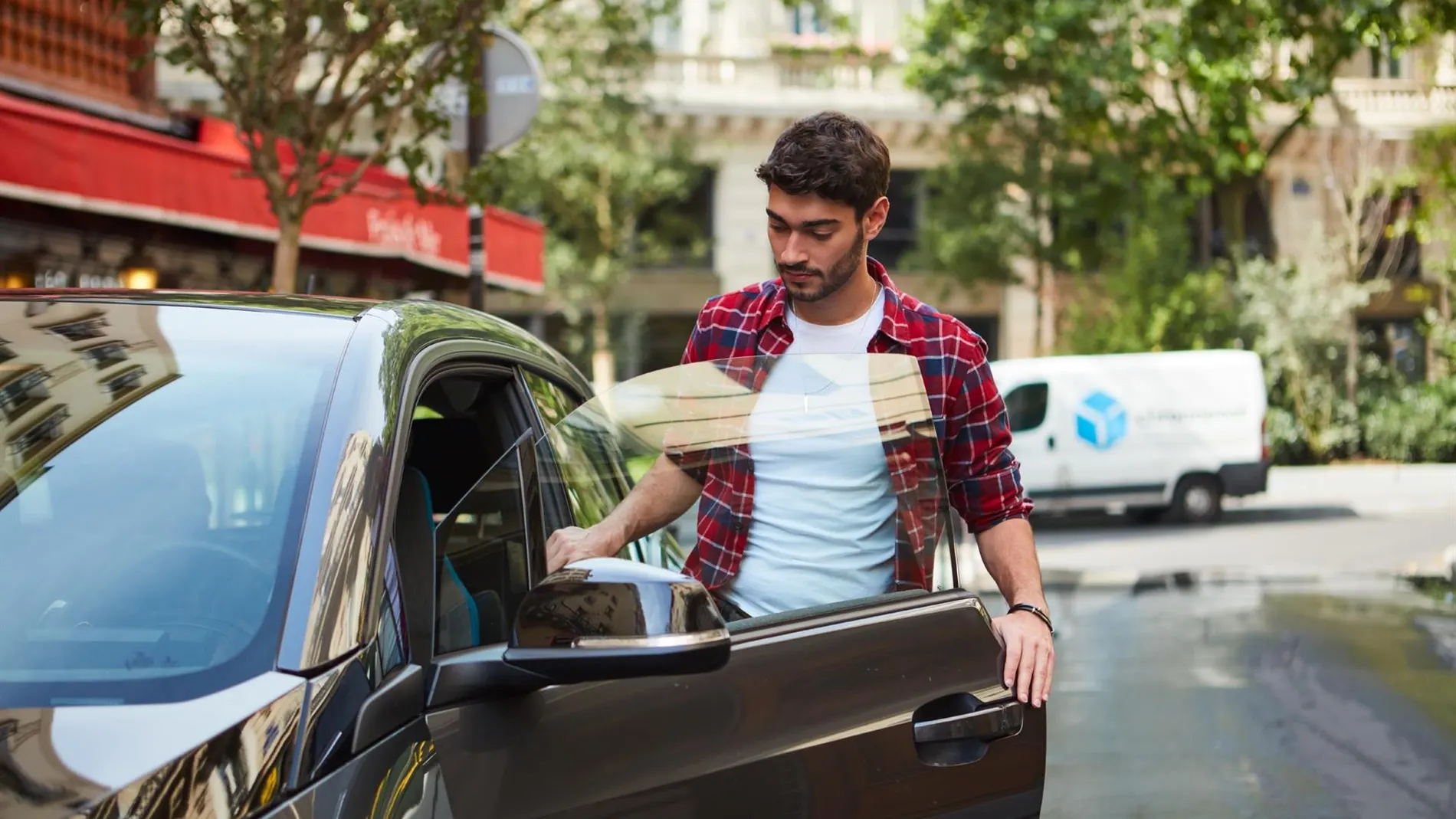 Un usuario de BlaBlaCar subiéndose al coche