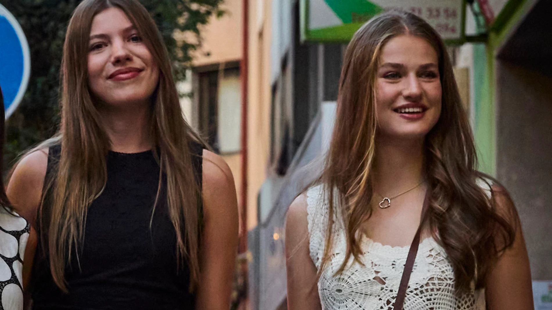 La Reina Letizia, la Princesa Leonor y la Infanta Sofía a la llegada del cine Rívoli Aficine en Palma de Mallorca. © Alberto R. Roldán / Diario La Razón. 31 07 2025
