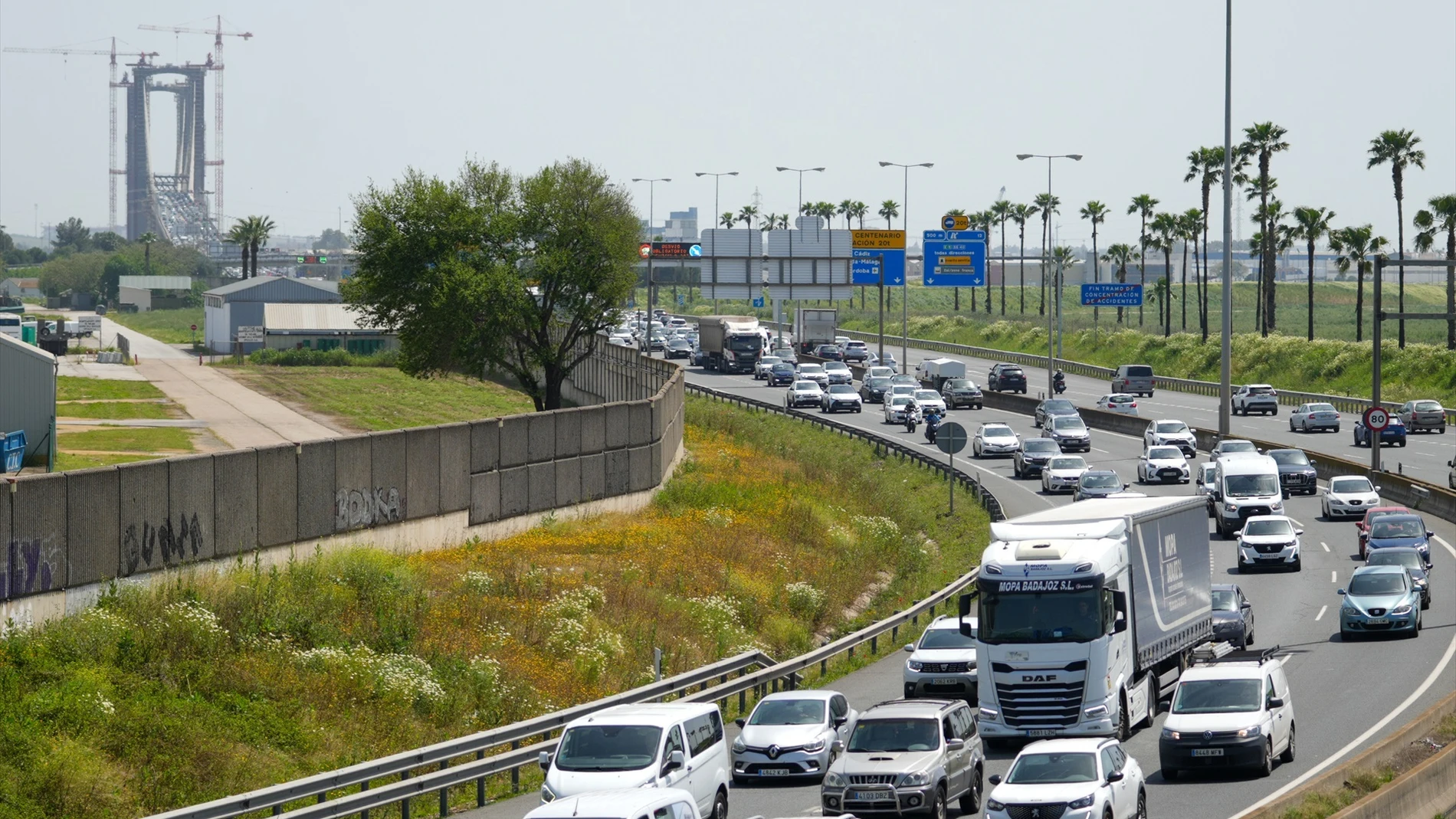Vehículos circulan en la salida de Sevilla hacia la costa