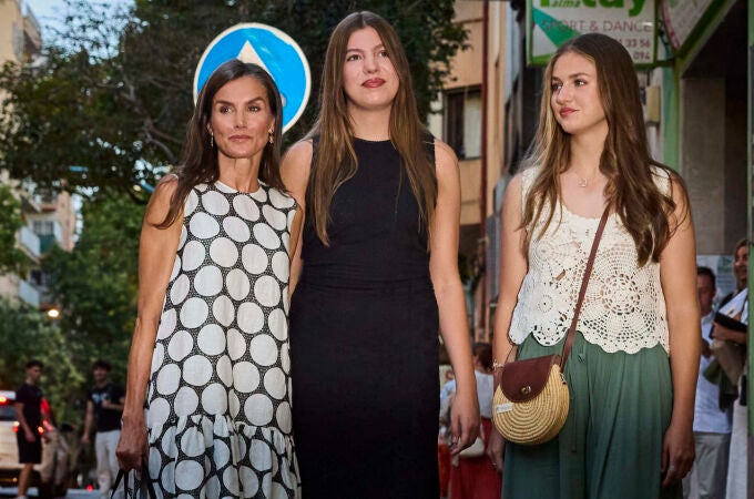 La Reina Letizia, la Princesa Leonor y la Infanta Sofía a la llegada del cine Rívoli Aficine en Palma de Mall