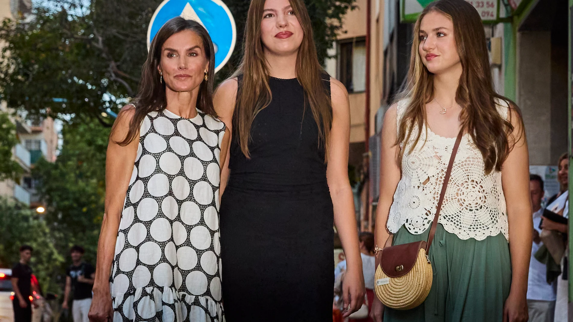 La Reina Letizia, la Princesa Leonor y la Infanta Sofía a la llegada del cine Rívoli Aficine en Palma de Mallorca. © Alberto R. Roldán / Diario La Razón. 31 07 2025