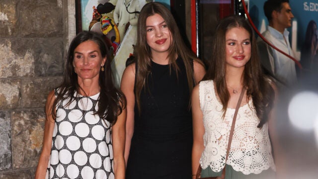 La Reina Letizia, la Princesa Leonor y la Infanta Sofía disfrutan de una tarde de cine junto a los protagonistas de la película