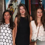 La Reina Letizia, la Princesa Leonor y la Infanta Sofía disfrutan de una tarde de cine junto a los protagonistas de la película