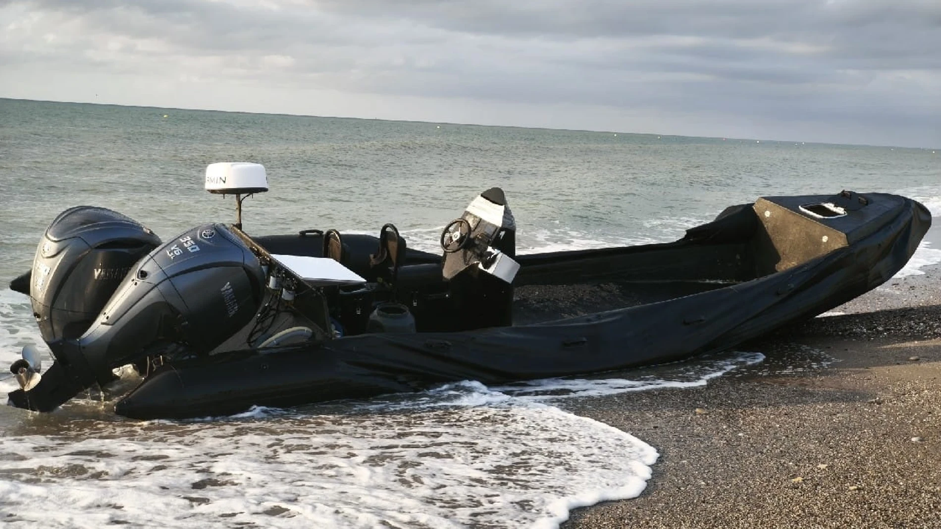 Lancha tipo 'petaquera' localizada en la costa de Vera (Almería).