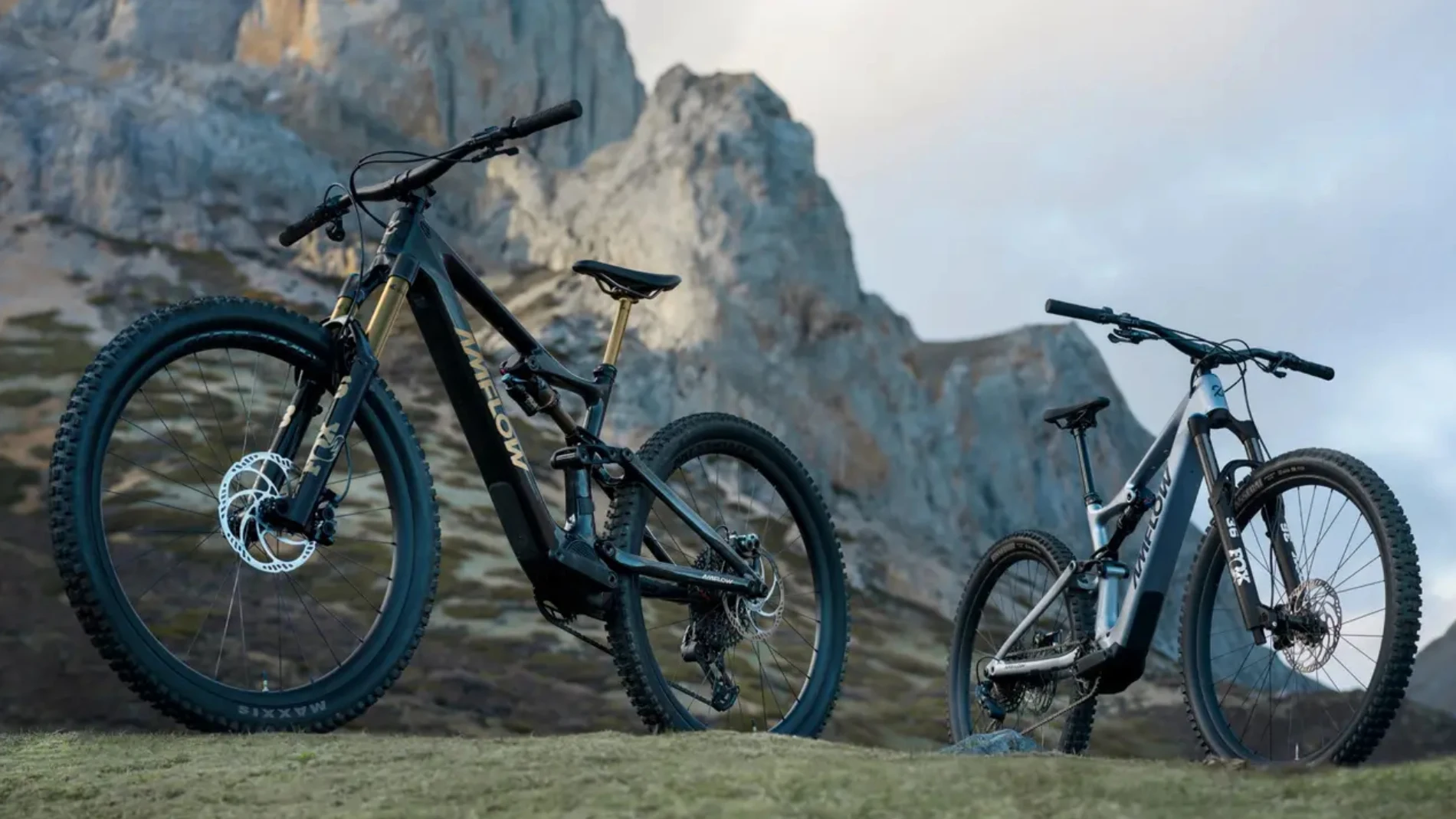 La nueva DJI Amflow PL en sus dos acabados disponibles: Carbon (derecha) y Cabon Pro (izquierda)