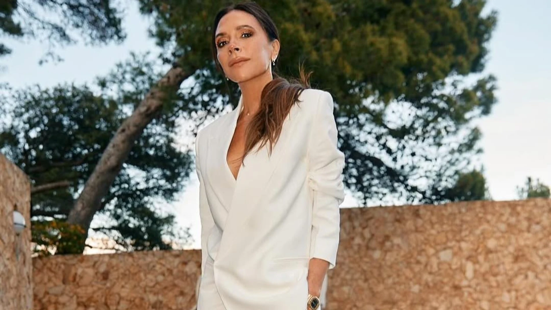 Victoria Beckham con uno de los trajes blancos de su colección cápsula para Mango