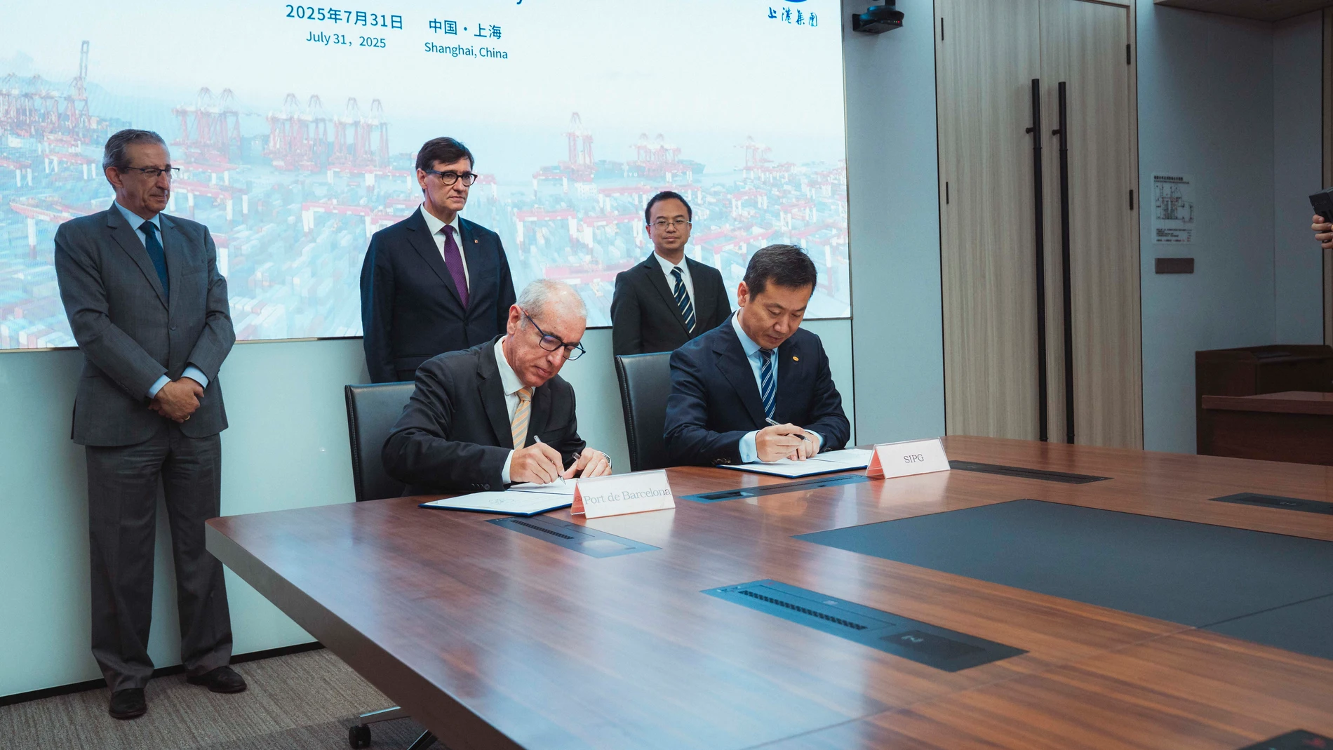 SHANGHAI (CHINA), 31/07/2025.- El presidente de la Generalitat de Cataluña, Salvador Illa durante su visita al centro de operaciones del operador del Puerto de Shanghái, donde ha firmado un acuerdo de colaboración con el de Barcelona, este jueves en Shanghai. EFE/Generalitat Catalunya/ Arnau Carbonell/SOLO USO EDITORIAL/SOLO DISPONIBLE PARA ILUSTRAR LA NOTICIA QUE ACOMPAÑA (CRÉDITO OBLIGATORIO)