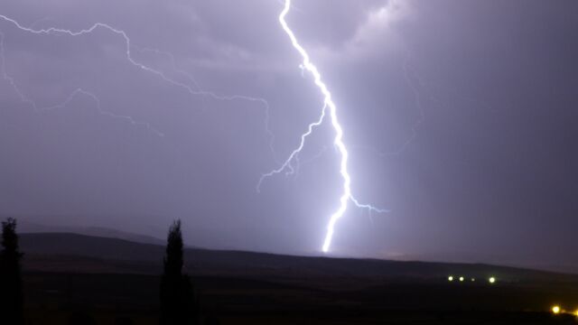 Meteorología emite aviso amarillo por tormentas y lluvias de hasta 15 litros en una hora este viernes en el Noroeste