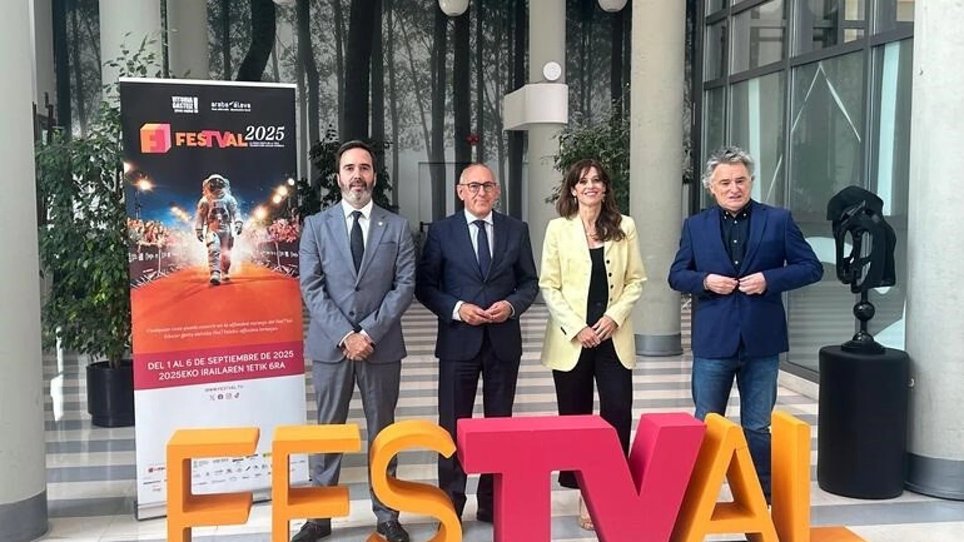 El consejero de Turismo, Comercio y Consumo del Gobierno vasco, Javier Hurtado; el diputado general de Álava, Ramiro González; La alcaldesa de Vitoria-Gasteiz, Maider Etxebarria; y el director del FesTVal, Joseb Fiestras. REMITIDA / HANDOUT por GOBIERNO VASCO. Fotografía remitida a medios de comunicación exclusivamente para ilustrar la noticia a la que hace referencia la imagen, y citando la procedencia de la imagen en la firma 31/07/2025