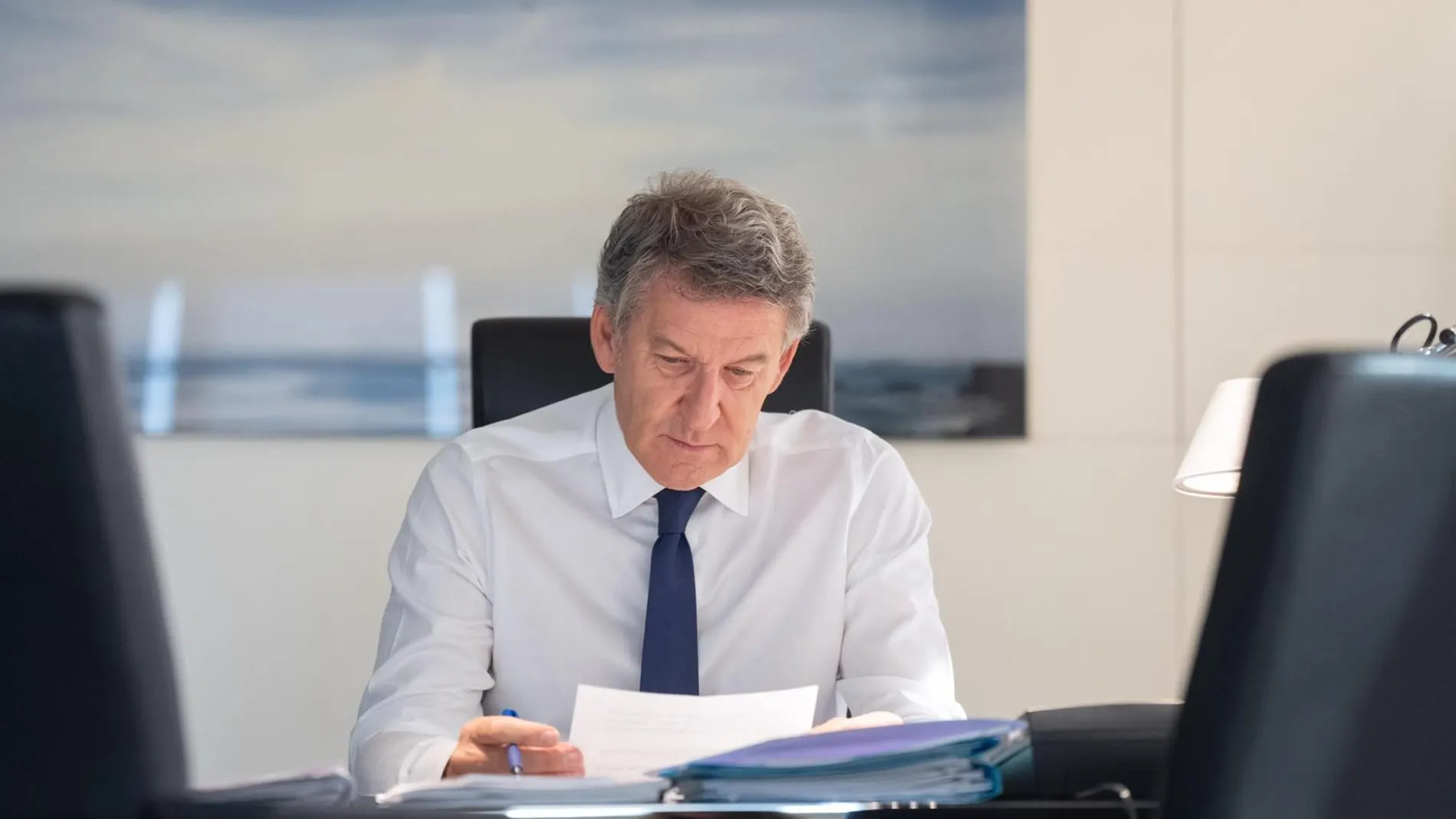 Alberto Núñez Feijóo, este jueves en su despacho de Génova 13, preparando el balance de fin de curso.