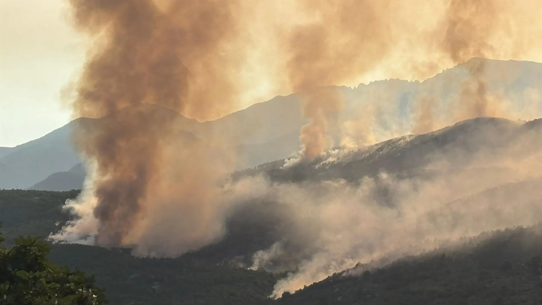 El incendio forestal de Cuevas del Valle en Ávila está confinado en un perímetro de seguridad