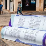 Un banco en forma de libro enlaza descanso y lectura en torno a Machado en Soria