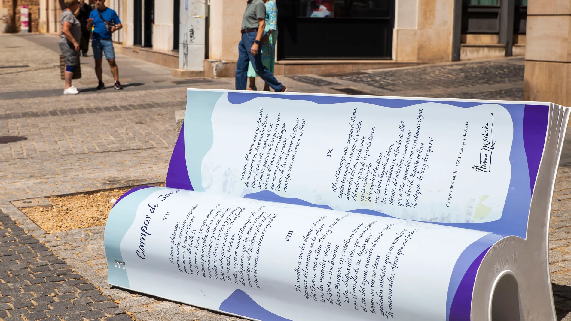 SORIA, 31/07/2025.- La capital soriana cuenta con un nuevo recurso turístico vinculado a Antonio Machado, un banco en forma de libro que homenajear al poeta y en el que poder fotografiarse, que enlaza "descanso y lectura, cuerpo y pensamiento, piedra y palabra" para reforzar la conexión entre emblemático miembro de la Generación del 98 y la ciudad. EFE/ Wifredo García Álvaro