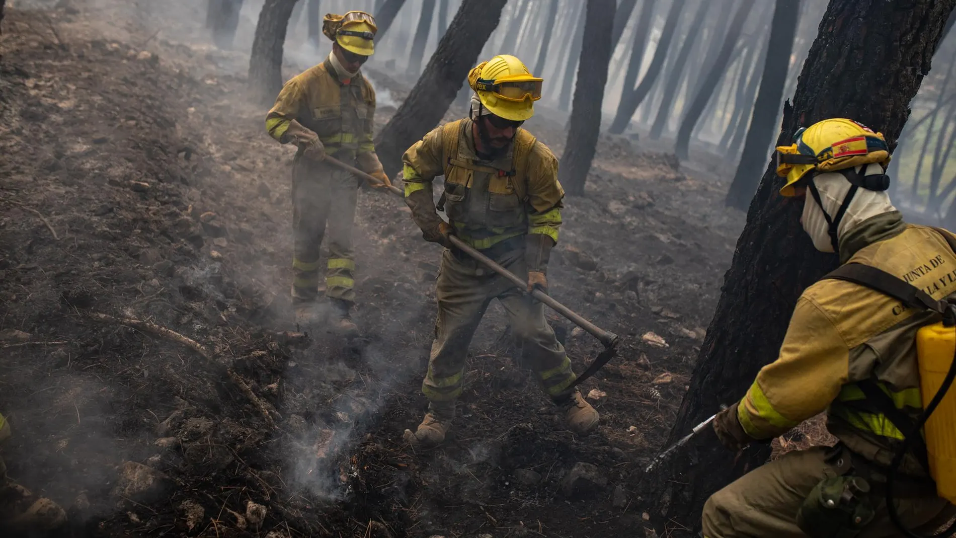 Un nuevo incendio en Pontevedra se suma al de Ávila y Las Hurdes, donde más de 80 vecinos regresan a sus casas