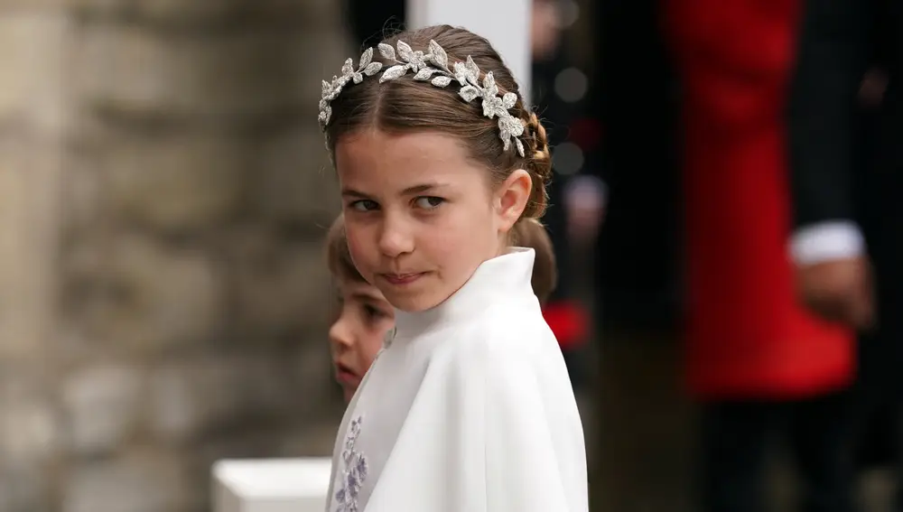 La princesa Charlotte, en la coronación de su abuelo con un tocado de Jess Collett en colaboración con Alexander McQueen