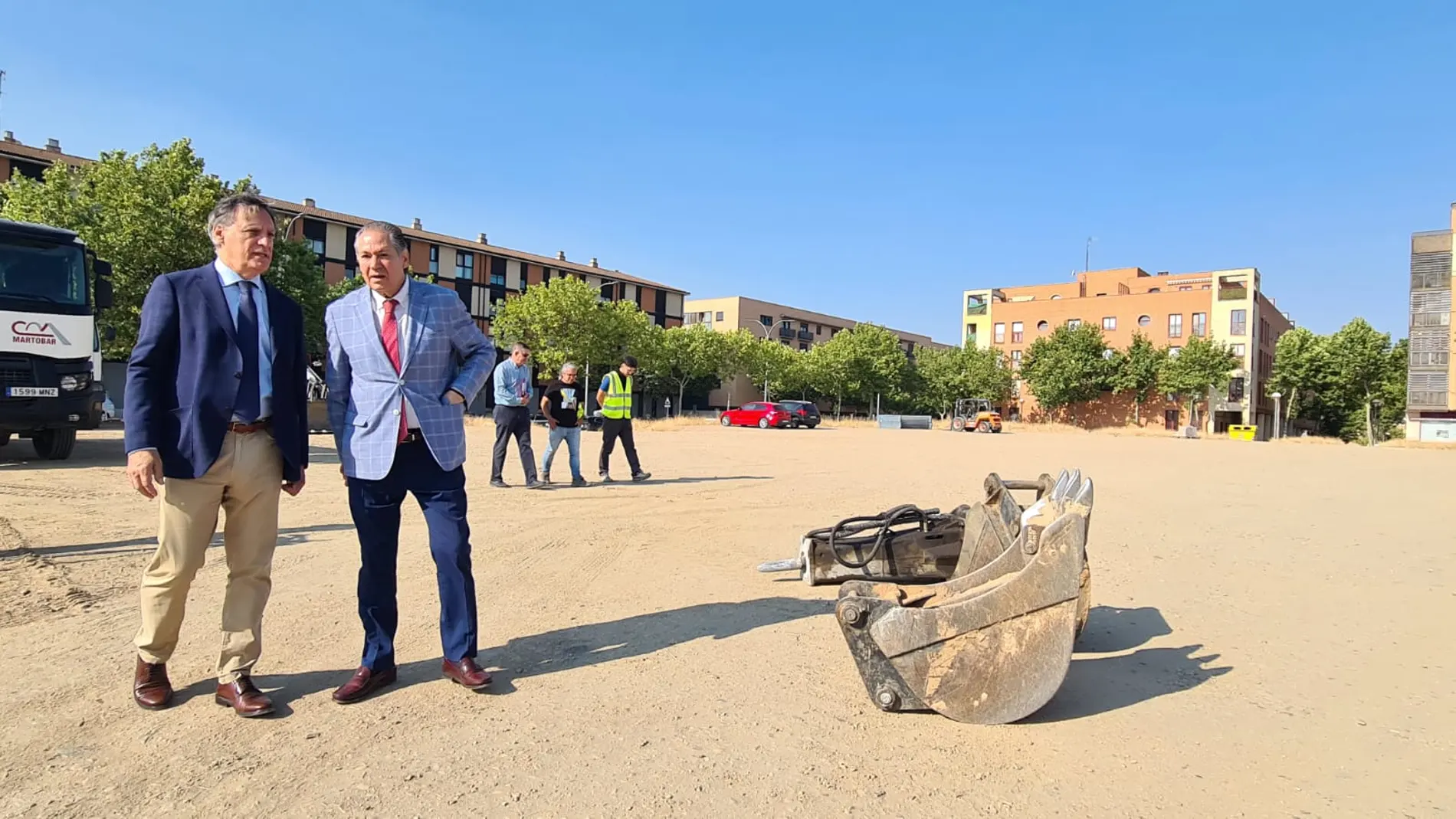 El alcalde de Salamanca, Carlos García Carbayo, visita las obras de urbanización como aparcamiento gratuito en superficie de la parcela ubicada entre la avenida Virgen del Cueto y las calles Saavedra y Fajardo