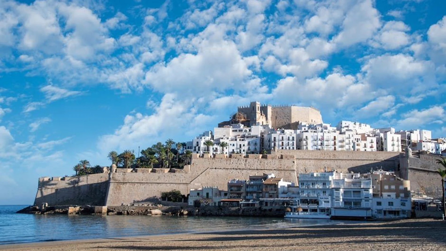 Los madrileños eligen Andalucía, la Comunidad Valenciana y Canarias como sus destinos favoritos para hacer planes en verano. En la imagen, Peñíscola