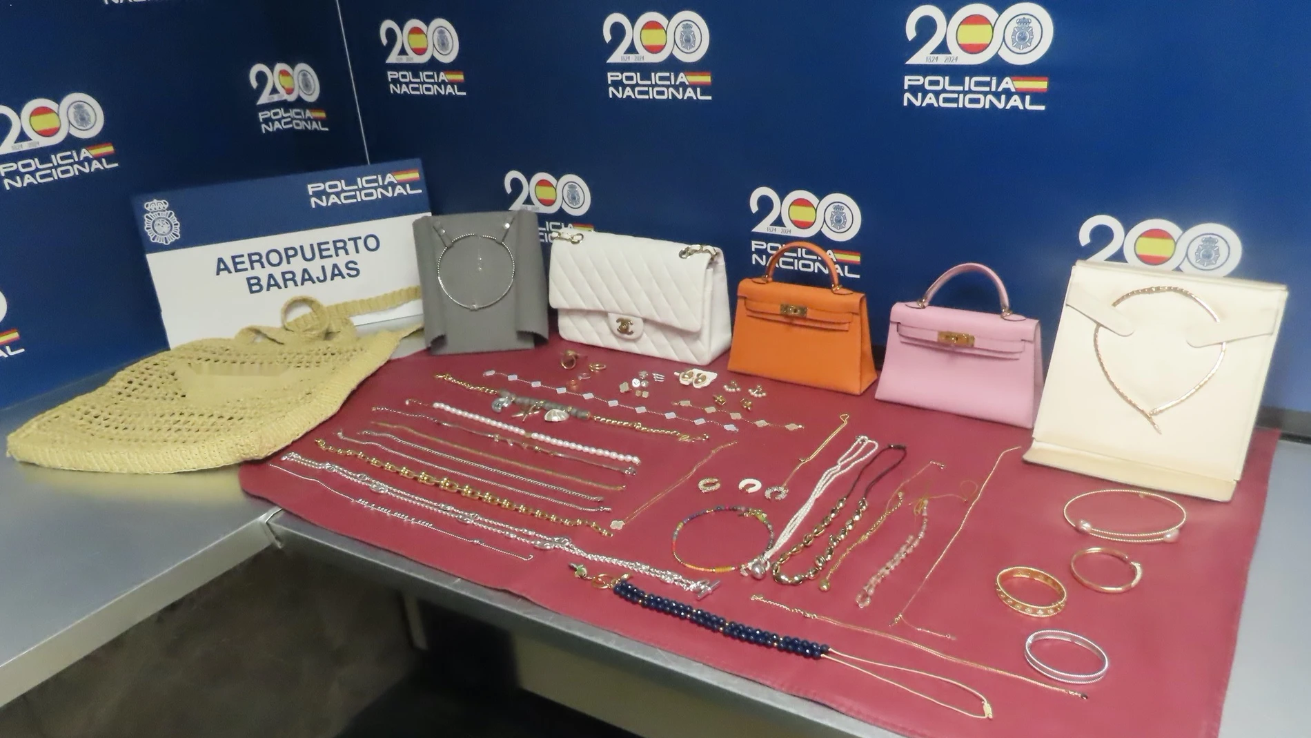 GRAF2832. MADRID, 31/07/2025.-Agentes de la Policía Nacional han detenido a un varón por sustraer presuntamente una maleta con joyas valoradas en más de 142.000 euros. Los objetos pertenecían a una familia recién llegada al Aeropuerto Adolfo Suárez-Madrid Barajas que se alojaba en un hotel ubicado en las inmediaciones. Fue en el transcurso del desplazamiento desde el aeropuerto al hospedaje donde una de las maletas de su equipaje desapareció, teniendo que acudir a dependencias policiales a in...