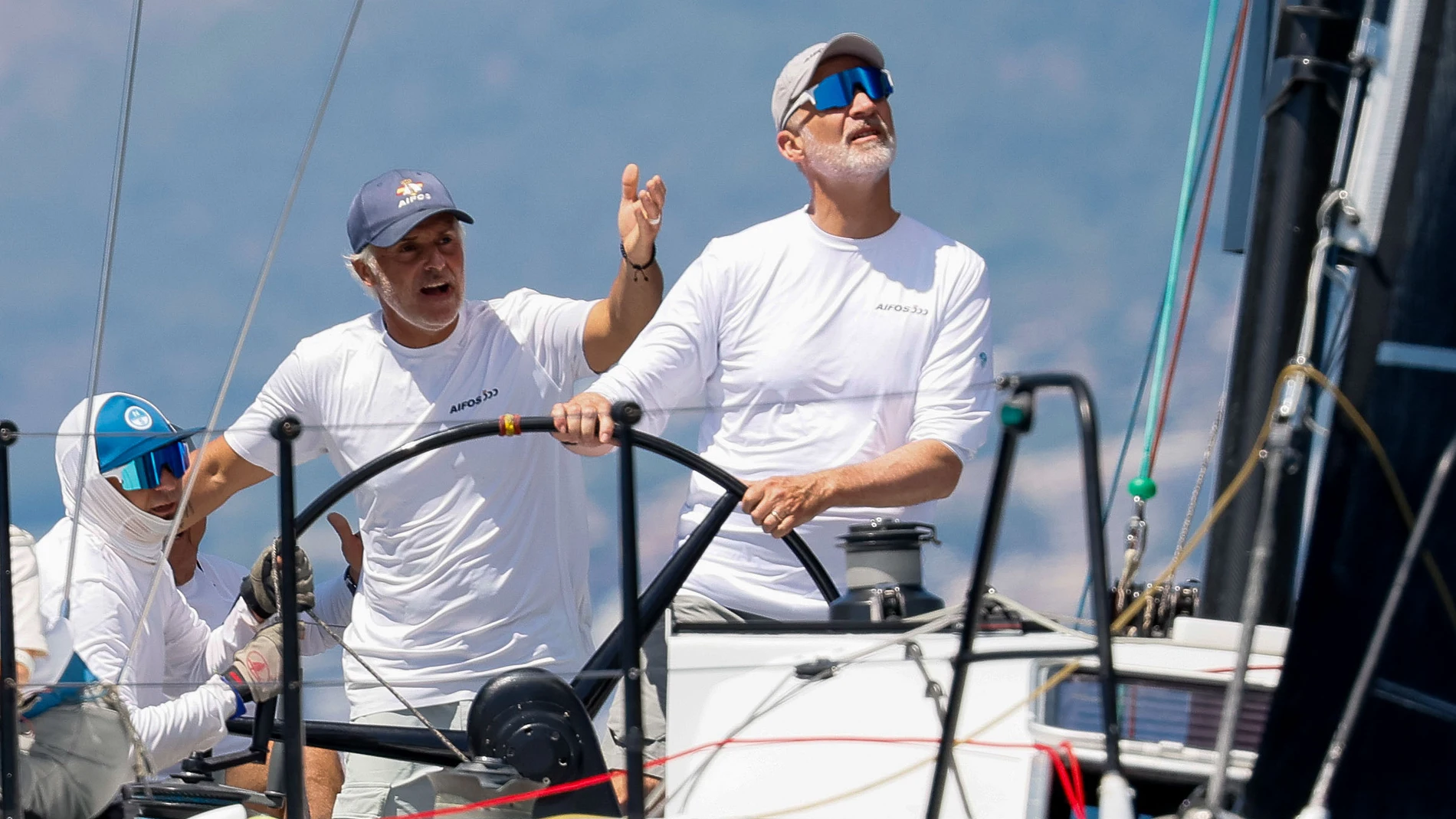 PALMA, 31/07/2025.- El rey Felipe VI, a bordo del Aifos, este jueves durante la tercera regata de la 43 Copa del Rey Mapfre de vela que se disputa en la bahía de Palma.EFE/Ballesteros