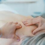 ¿Realmente los masajes de drenaje linfáticos funcionan? Esto es lo que hacen en tu cuerpo 