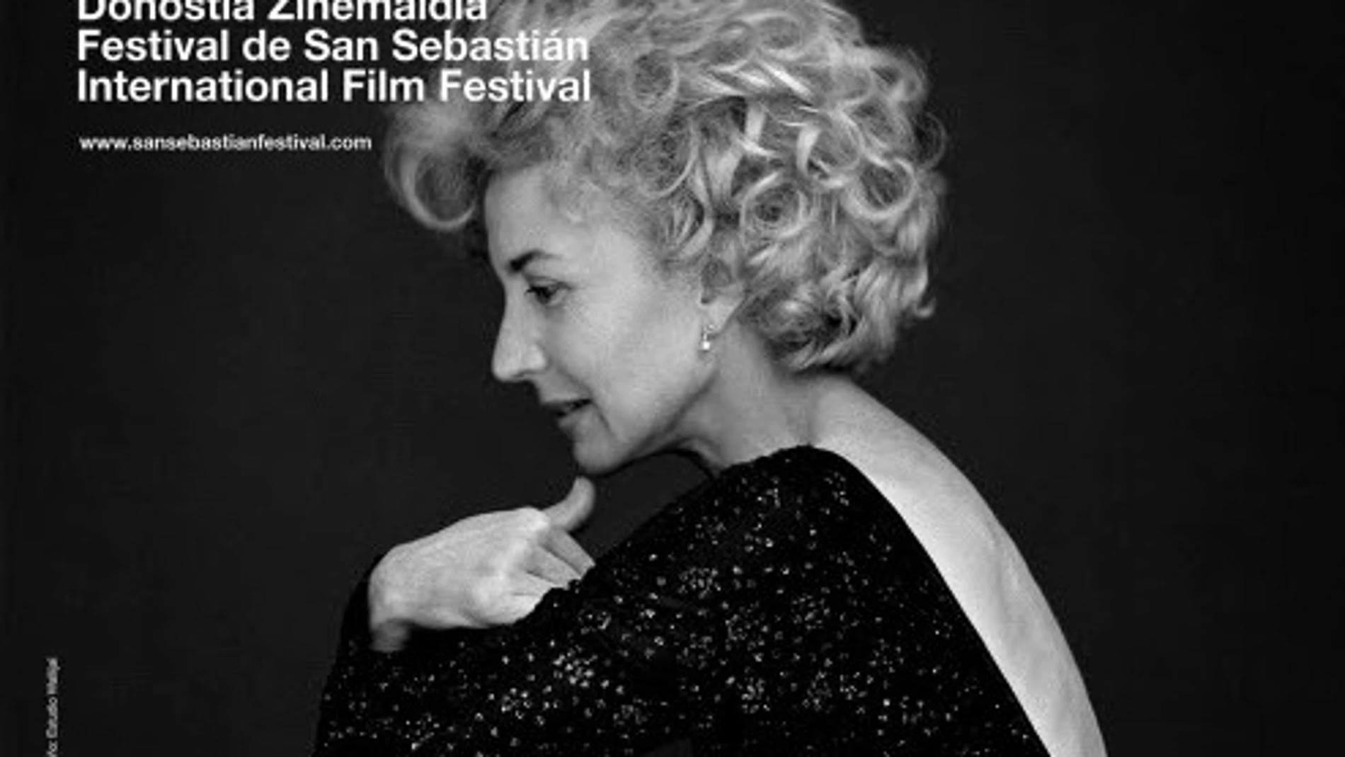 Marisa Paredes fotografiada por Manuel Outumuro en Madrid en el año 2000