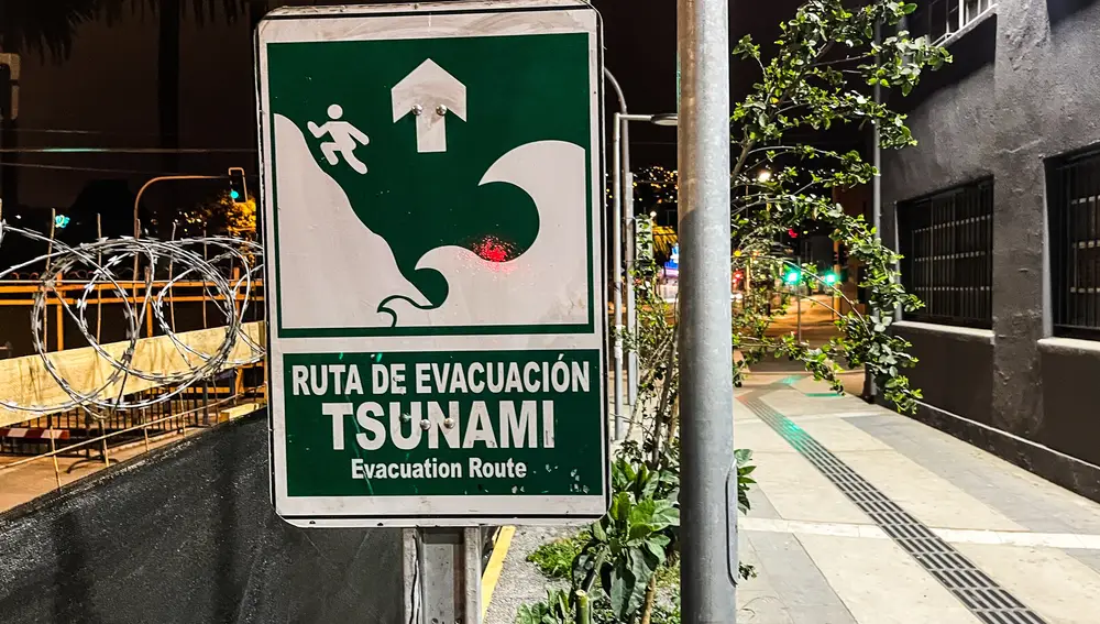 Chile mantiene trece de 16 regiones en alerta por tsunami pese a la creciente calma en el resto del Pacífico