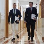 El portavoz de la Junta, Carlos Fernández Carriedo, y el director de Comunicación, Julio López, antes de explicar los acuerdos del Consejo de Gobierno