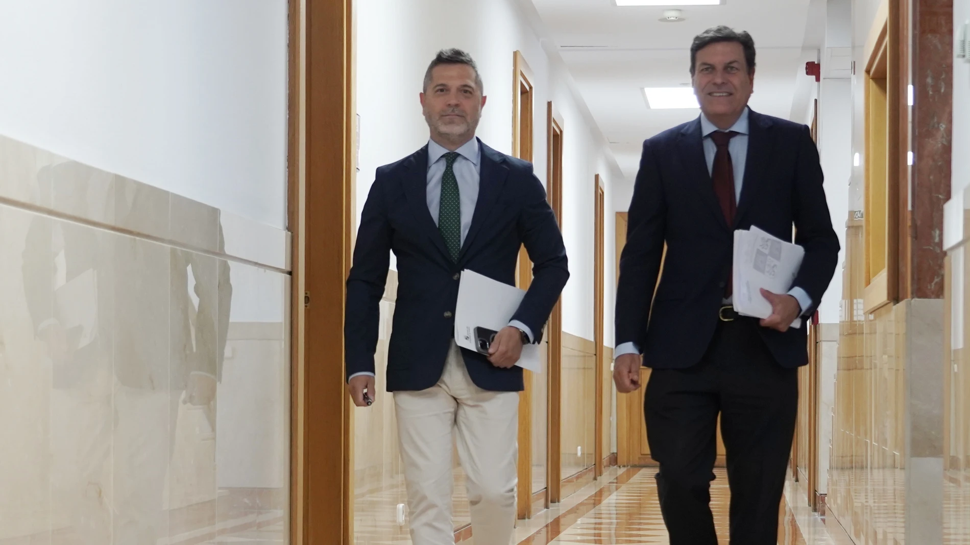 El portavoz de la Junta, Carlos Fernández Carriedo, y el director de Comunicación, Julio López, antes de explicar los acuerdos del Consejo de Gobierno