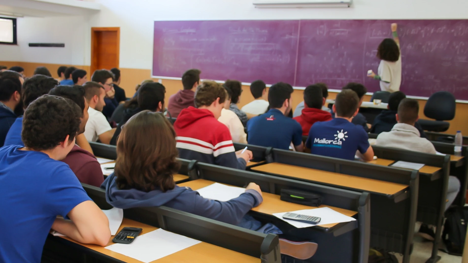 Profesora imparte clase en un aula de la UIB. REMITIDA / HANDOUT por UIB Fotografía remitida a medios de comunicación exclusivamente para ilustrar la noticia a la que hace referencia la imagen, y citando la procedencia de la imagen en la firma 31/07/2025