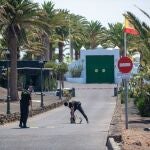 Agentes policiales ante la entrada de La Mareta, residencia en la que el presidente del Gobierno, Pedro Sánchez, pasa unos días de descanso con su familia. 