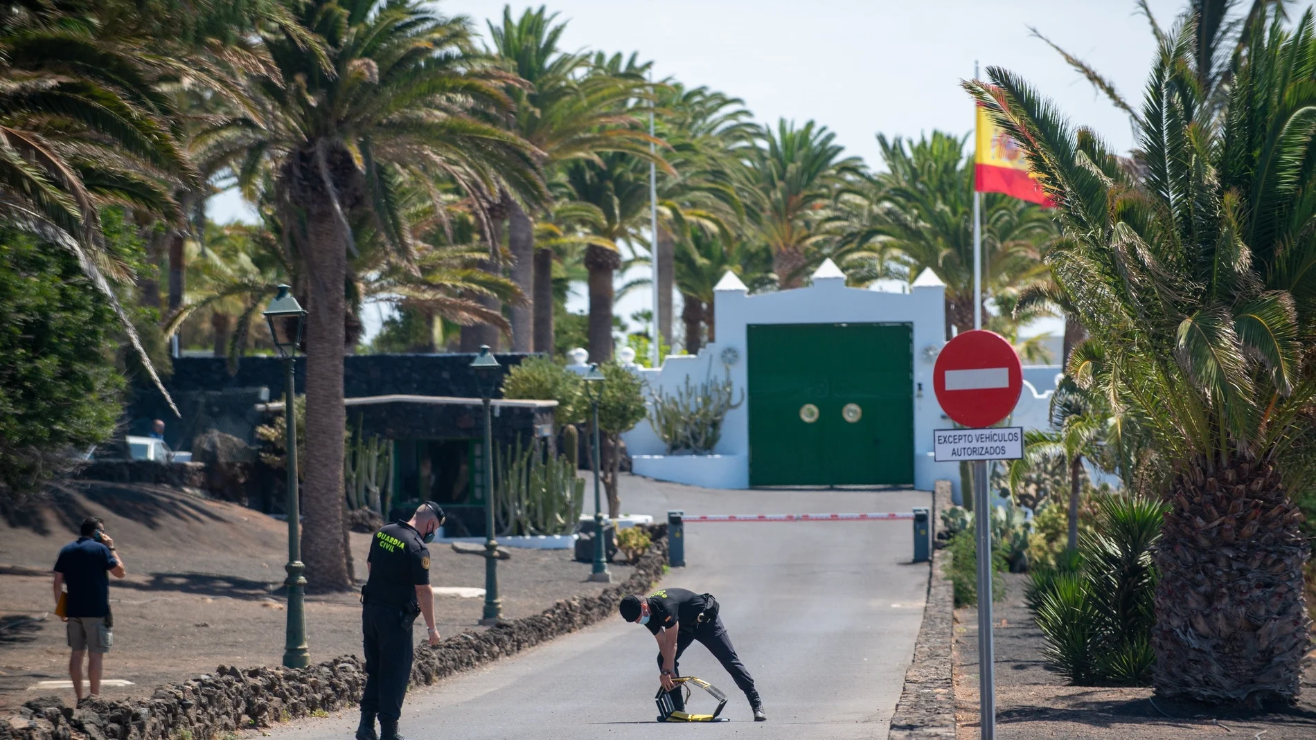 Agentes policiales ante la entrada de La Mareta, residencia en la que el presidente del Gobierno, Pedro Sánchez, pasa unos días de descanso con su familia.