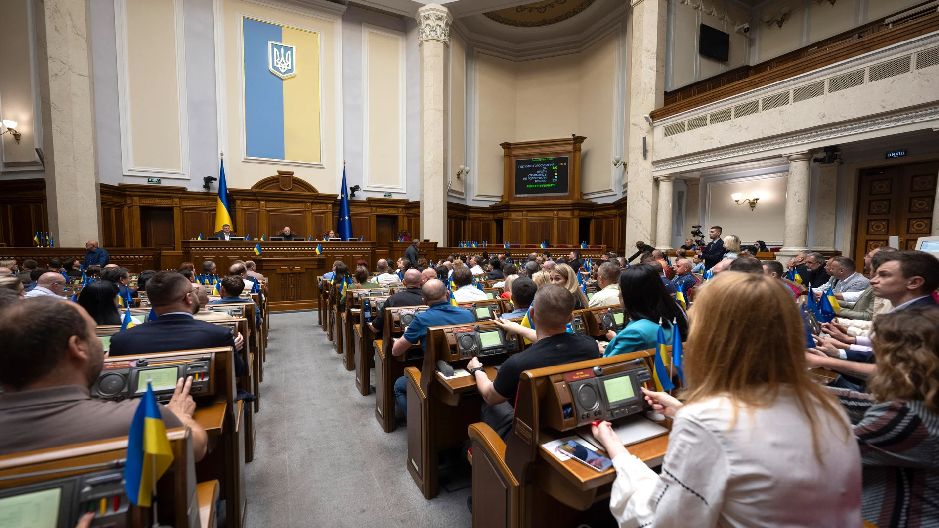 KYIV (Ukraine), 31/07/2025.- Ukrainian lawmakers attend a parliament session to restore the independence of anti-corruption agencies, in Kyiv, Ukraine, 31 July 2025. The Ukrainian parliament on 31 July passed a law restoring the independence of the country's anti-corruption agencies, the National Anti-Corruption Bureau of Ukraine (NABU) and the Specialized Anti-Corruption Prosecutor's Office (SAPO), reversing a move which had sparked public protests across Ukraine. (Protestas, Ucrania, Kiev) ...
