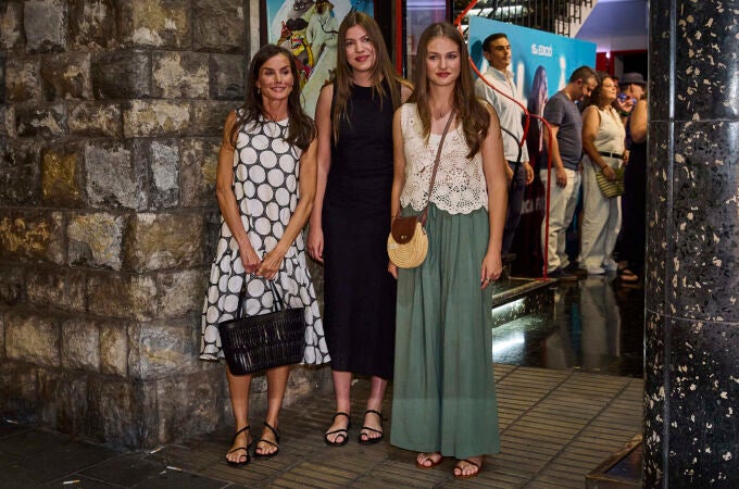 La Reina Letizia, la Princesa Leonor y la Infanta Sofía a la salida del cine Rívoli Aficine en Palma de Mallo