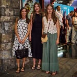 La Reina Letizia, la Princesa Leonor y la Infanta Sofía a la salida del cine Rívoli Aficine en Palma de Mallo