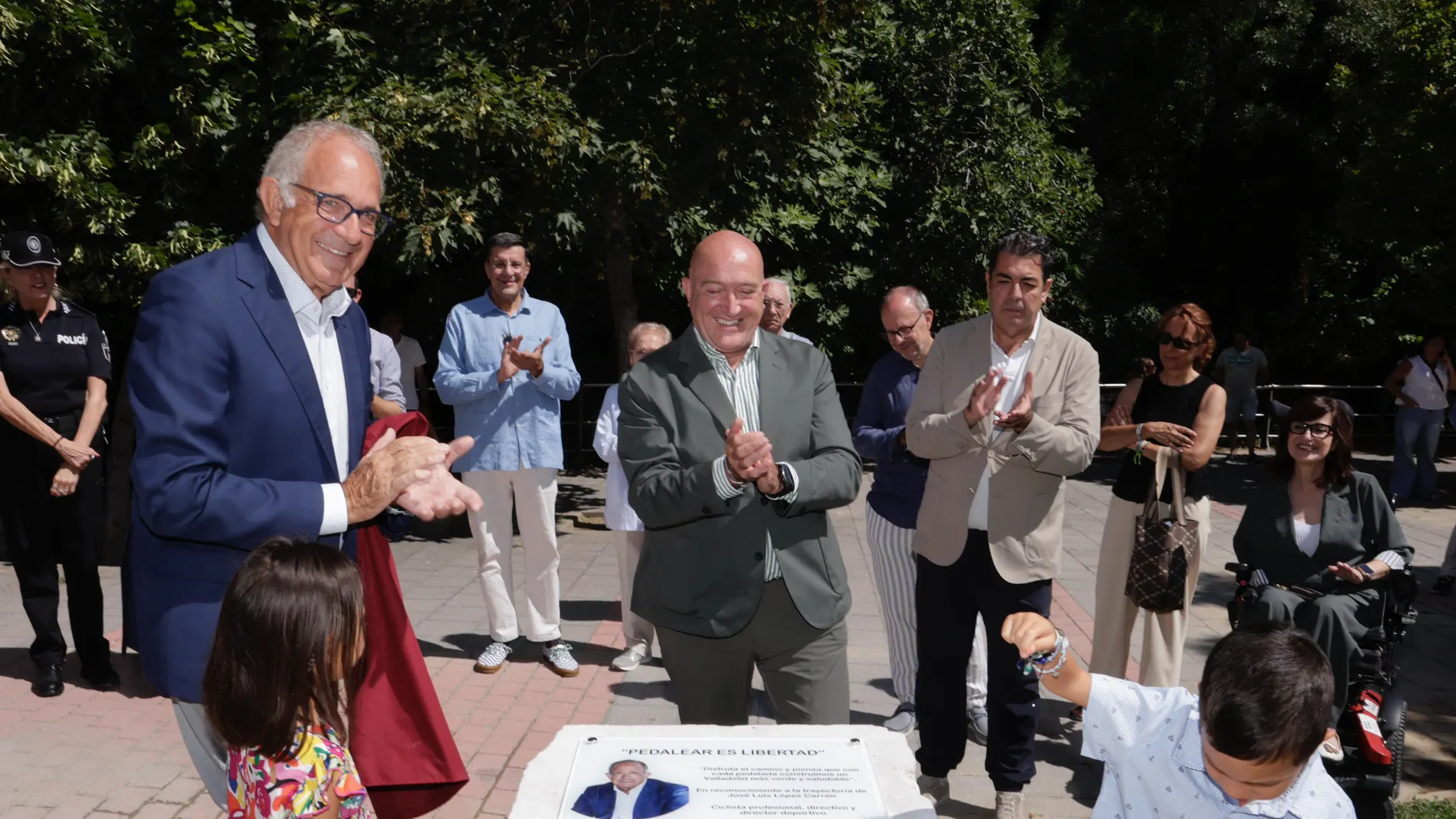 El alcalde de Valladolid, Jesús Julio Carnero, y José Luis López Cerrón inauguran el nuevo carril bici