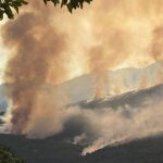 Sucesos.- Inactivos dos focos del incendio de Cuevas del Valle (Ávila), donde se trabaja para asegurar todo el perímetro
