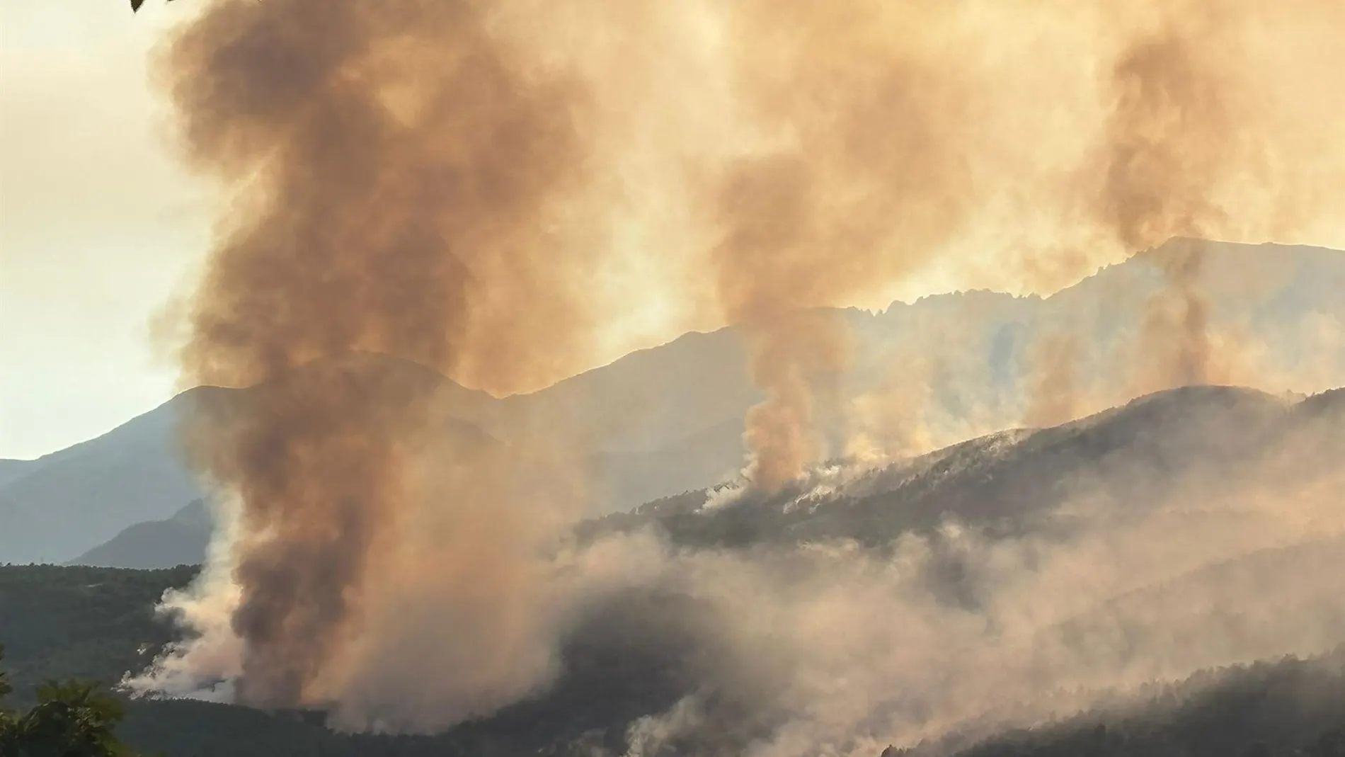 Sucesos.- Inactivos dos focos del incendio de Cuevas del Valle (Ávila), donde se trabaja para asegurar todo el perímetro