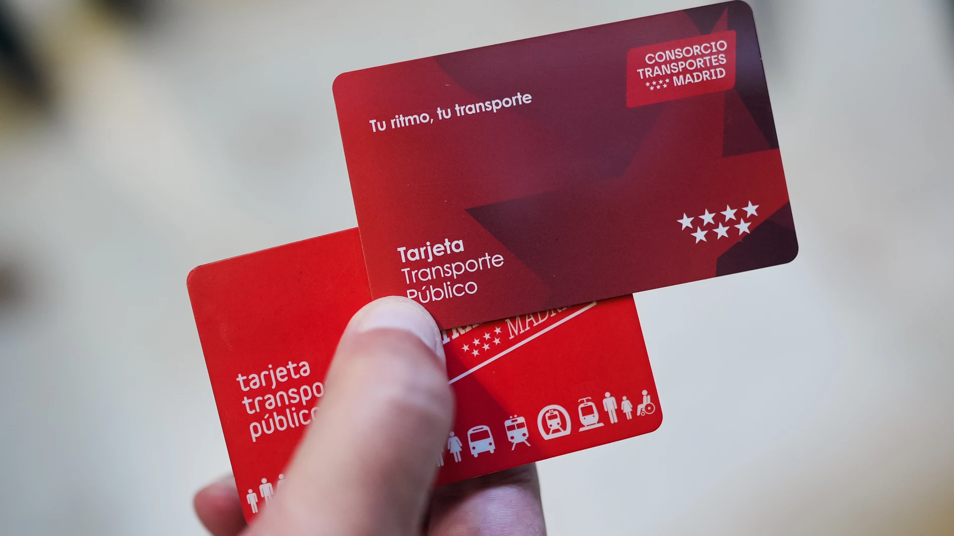 MADRID, 31/07/2025.-Presentación de la nueva imagen de la tarjeta transporte del Consorcio Regional de Transportes de Madrid (CRTM). Oficina de Atención al Usuario del CRTM, este jueves en el Aeropuerto Adolfo Suárez Madrid-Barajas. EFE/Comunidad de Madrid***SOLO USO EDITORIAL/SOLO DISPONIBLE PARA ILUSTRAR LA NOTICIA QUE ACOMPAÑA (CRÉDITO OBLIGATORIO)***