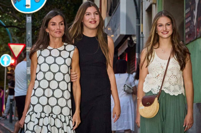 La Reina Letizia, la Princesa Leonor y la Infanta Sofía a la llegada del cine Rívoli Aficine en Palma de Mall