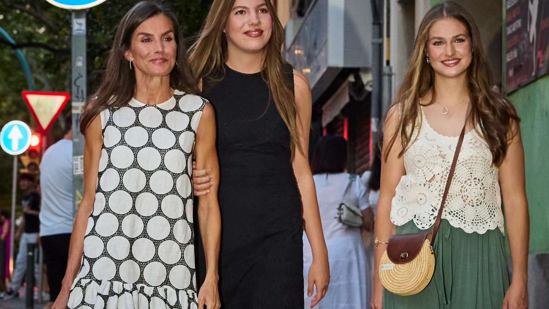 La Reina Letizia, la Princesa Leonor y la Infanta Sofía a la llegada del cine Rívoli Aficine en Palma de Mallorca. © Alberto R. Roldán / Diario La Razón. 31 07 2025