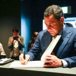 Juanma Moreno visita los pabellones de Japón y Arabia Saudí en su viaje oficial